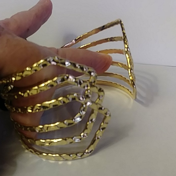 Beautiful Gold hammered 8.5"  Springed Bracelet - Picture 3 of 3